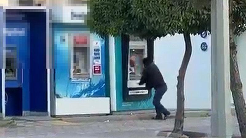 Adana'da ATM'ye taşlı saldırı kamerada