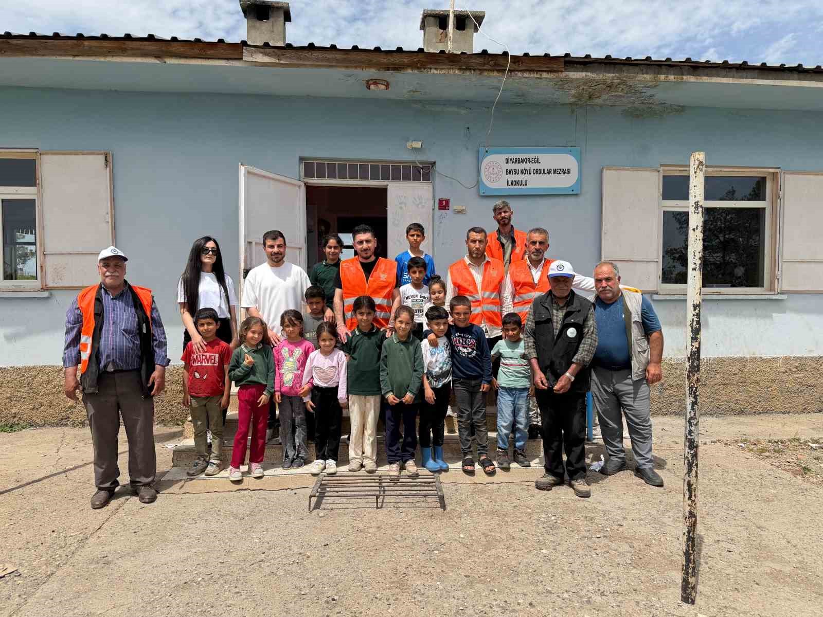 Eğil Belediyesi personelleri öğrencilerle fidan dikti