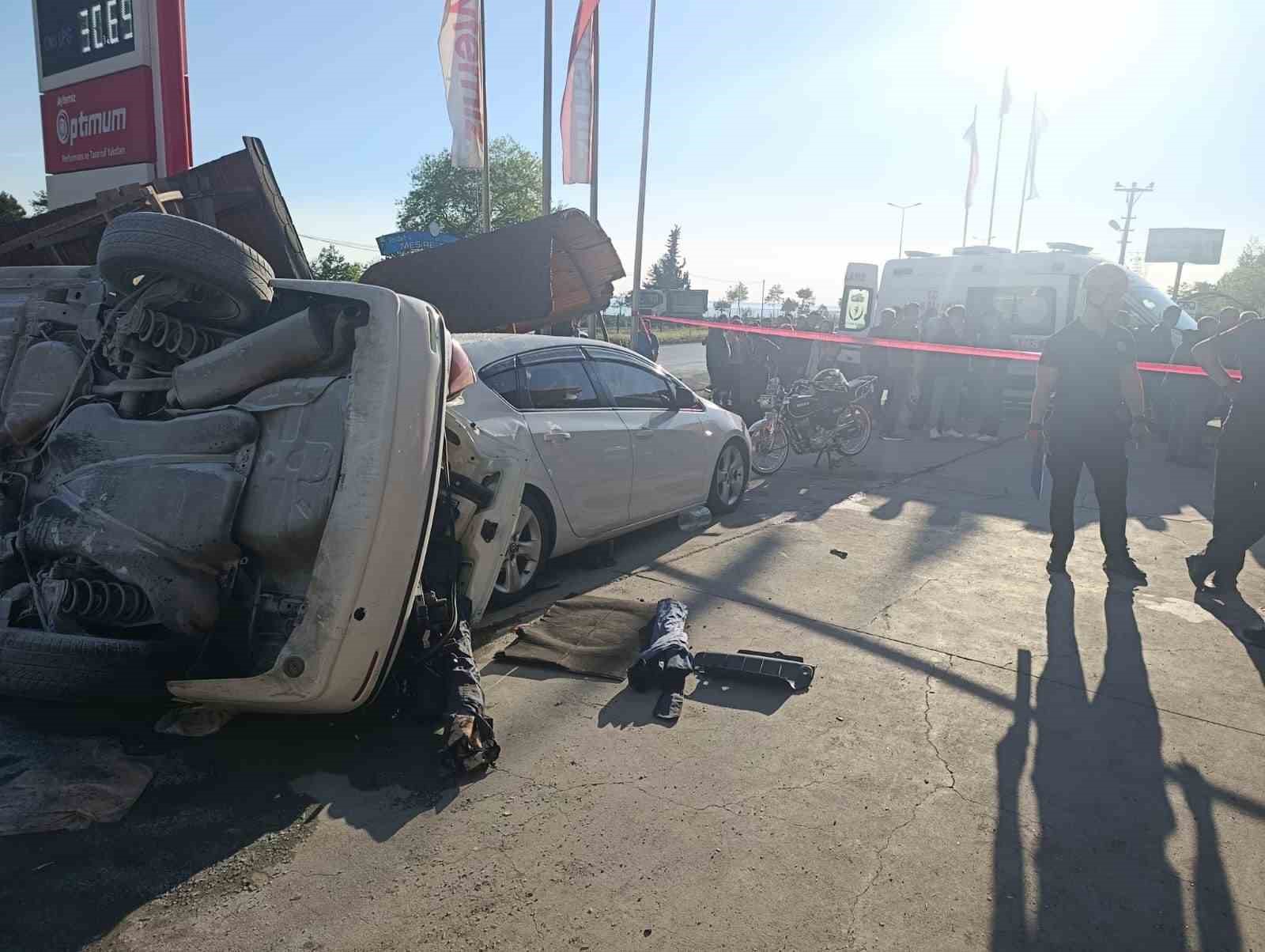 Zonguldak’ta akaryakıt istasyonuna dalan otomobil dehşet saçtı: 5’i çocuk 6 yaralı