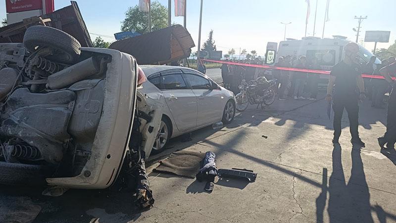 Takla atan otomobil bankta oturan iki kardeşe çaptı: 6 yaralı