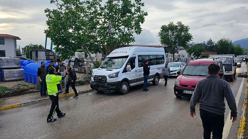 Tokat'ta 2 minibüs çarpıştı: 11 yaralıTokat'ın Erbaa ilçesinde sürücüsüsünün kontrolünü yitirdiği minibüs, karşı şeride geçerek başka bir minibüsle çarpıştığı kazada 11 kişi yaralandı.