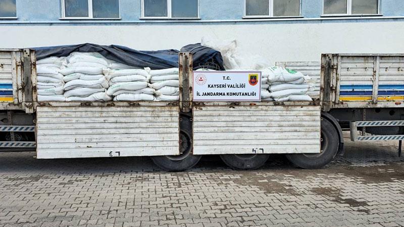 Kayseri'de 24 ton sahte gübre ele geçirildiKayseri'nin Develi ilçesinde, yol kontrolünde durdurulan TIR'da 24 ton sahte gübre ele geçirildi. Sahte gübreye ilişkin 1 kişi gözaltına alındı.