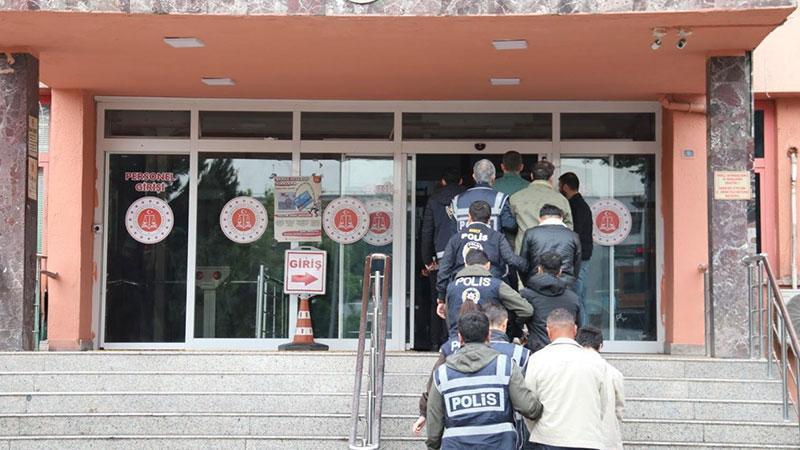 Karabük merkezli 8 ilde siber dolandırıcılık operasyonu: 18 tutukluKarabük merkezli 8 ilde düzenlenen siber dolandırıcılık operasyonunda vatandaşları yaklaşık 87 milyon lira dolandırdığı iddiasıyla gözaltına alınan 27 şüpheliden 18’i tutuklandı.