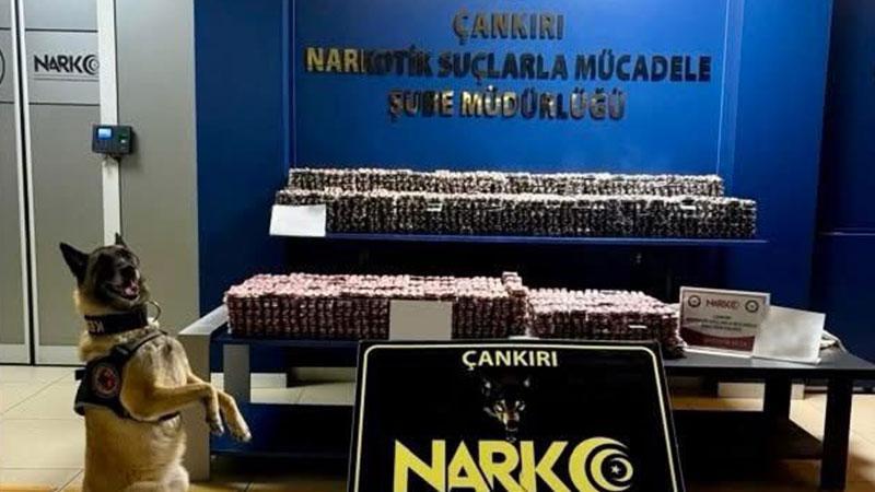 Çankırı’da 85 bin adet uyuşturucu hap ele geçirildiÇankırı’da piyasa değeri yaklaşık 9 milyon TL olan 85 bin adet uyuşturucu hap ele geçirildi. Olayla ilgili 2 kişi tutuklandı.