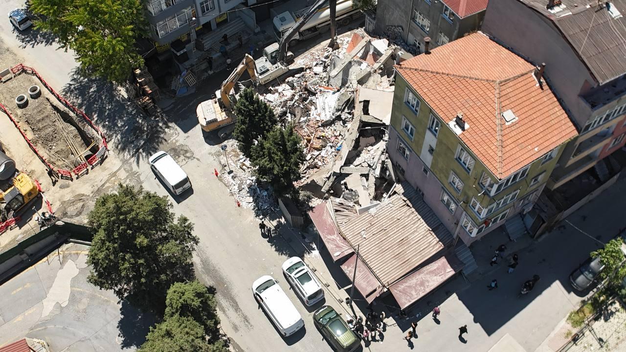 Küçükçekmece'de yıkım sırasında bina çöktü
