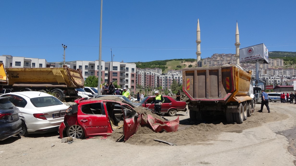 Freni boşalan kamyon 7 araca çarptı: 6 yaralı
