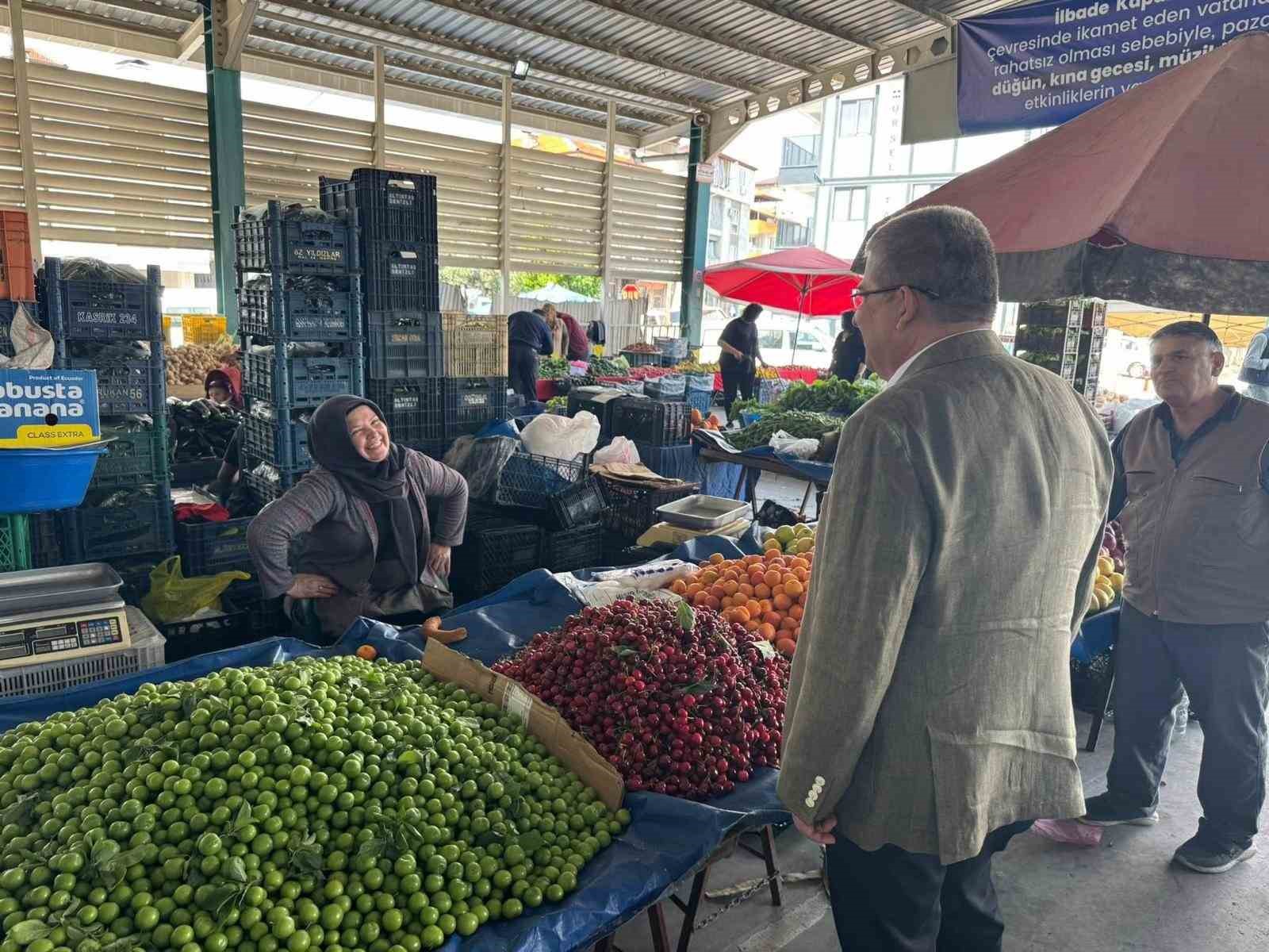 Başkan Subaşıoğlu pazar esnafı ve vatandaşlarla buluştu