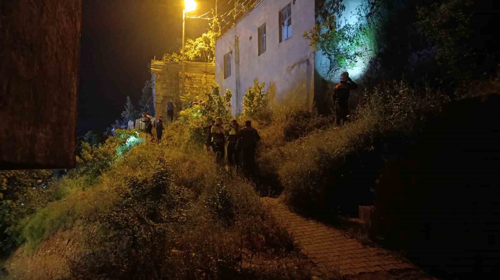 Sokak ortasında rastgele ateş açtı, 2 kişiyi yaraladı