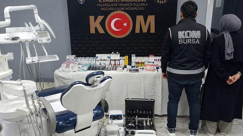 Bursa'da sahte diş hekimlerinin işlettiği kaçak muayenehaneye baskın: 2 gözaltıBursa'nın İnegöl ilçesinde kaçak diş muayenesi işlettiği belirlenen sahte diş hekimi karı koca gözaltına alındı.