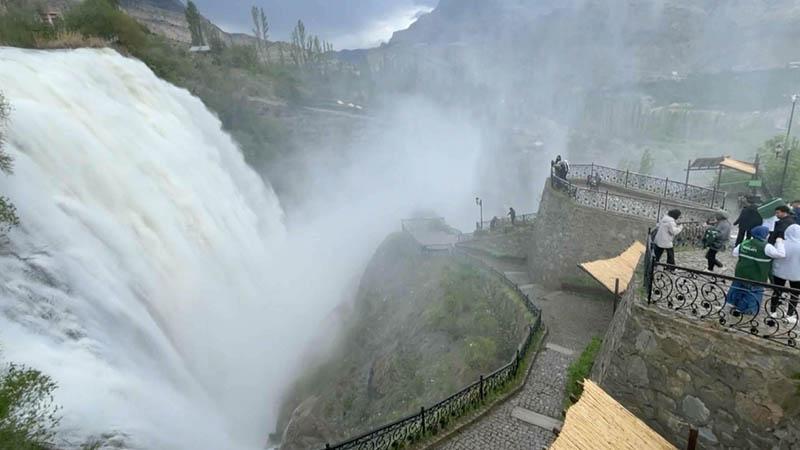Baharda coşan Tortum Şelalesi ziyaretçilerini ağırlıyorErzurum'un Uzundere ilçesinde 21 metre genişliği, 48 metre yüksekliğe sahip Tortum Şelalesi, baharın gelişi ve karların erimesiyle coştu.
