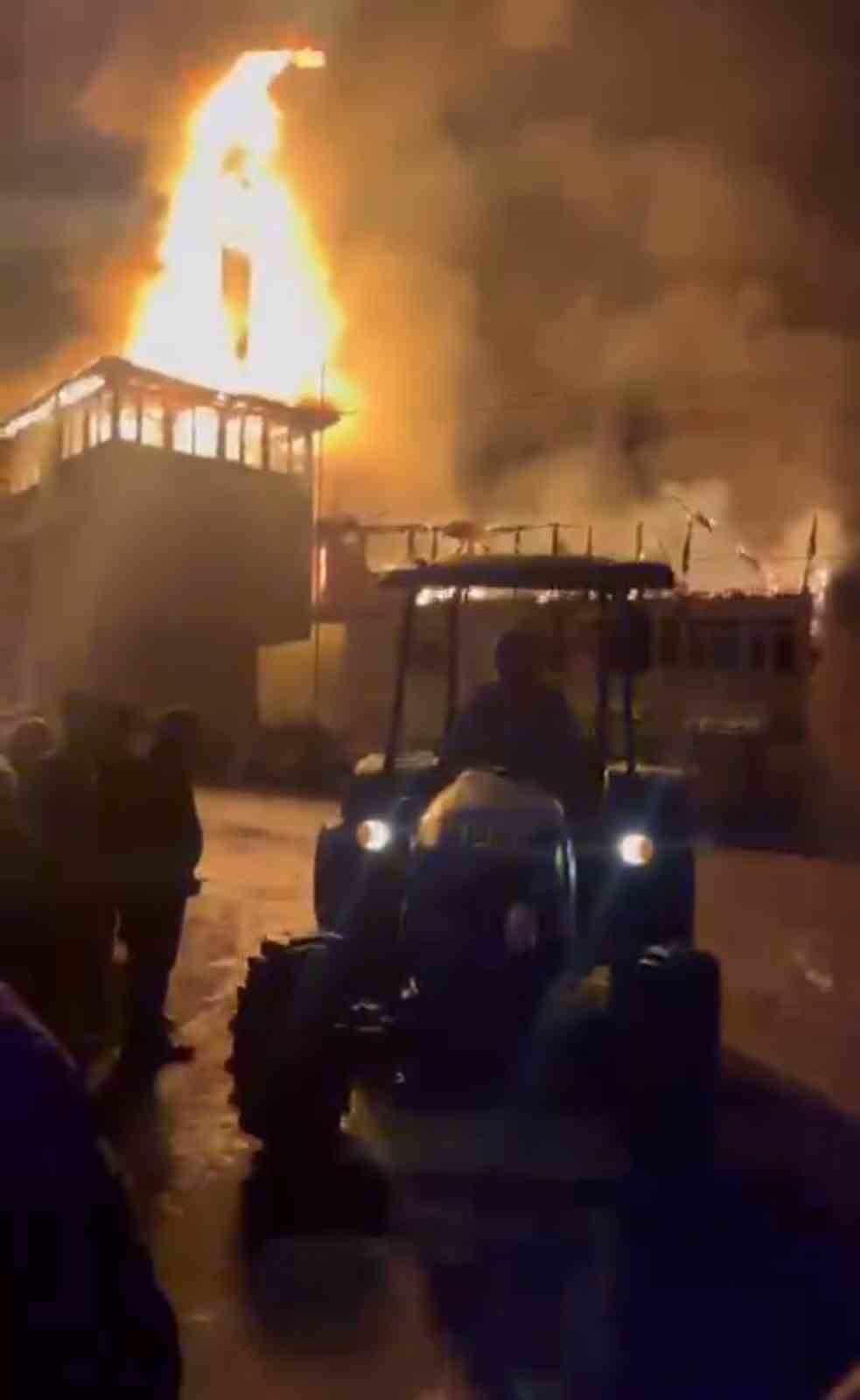 Amasra’da bir evde çıkan yangın köy konağına ve camiye sıçradı