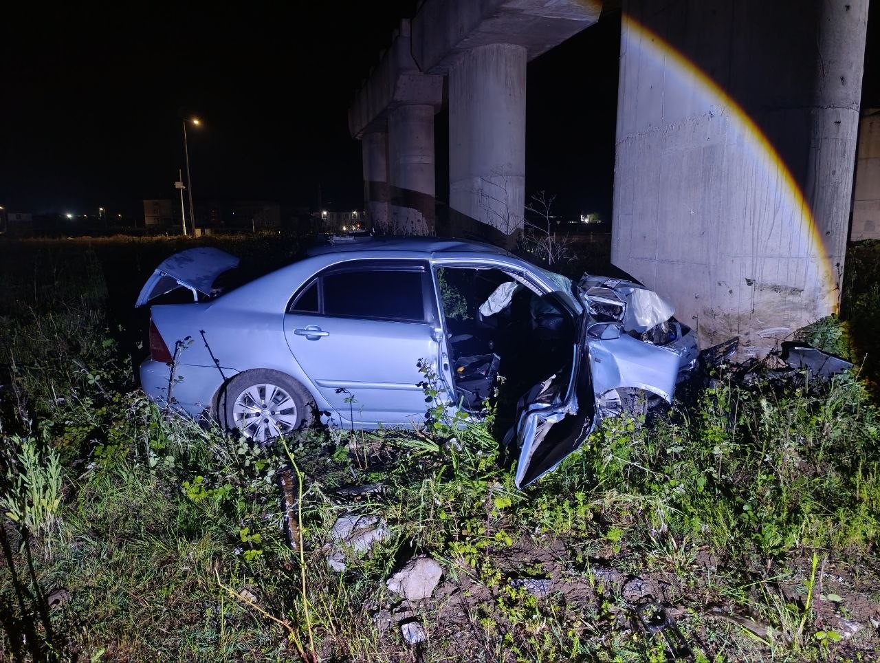 Kontrolden çıkan otomobil köprü ayağına çarparak durdu:  2 yaralı
