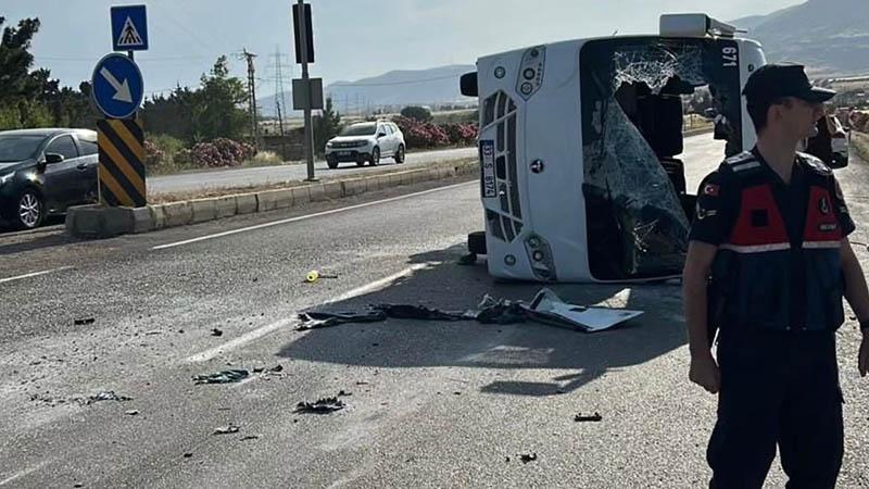 Mersin'de Rus öğrencileri taşıyan servis midibüsü devrildi: 17 yaralı