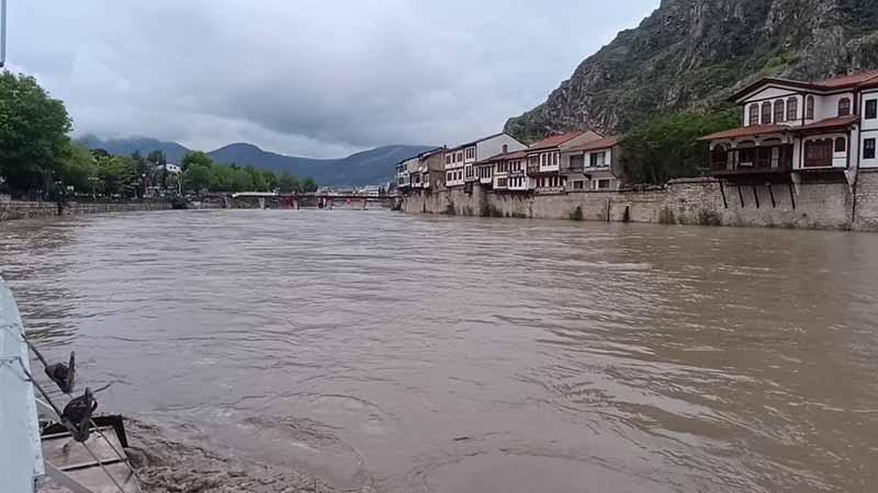 Amasya’da eğitime 1 gün ara verildiAmasya kent merkezi ile Taşova ilçesinde olası sel ve taşkın riskine karşı okullarda eğitime 20 Mayıs Çarşamba günü ara verildi.