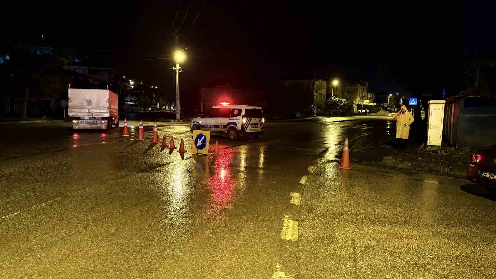 Turhal’da taşkın riskine karşı bazı cadde ve sokaklar araç trafiğine kapatıldı