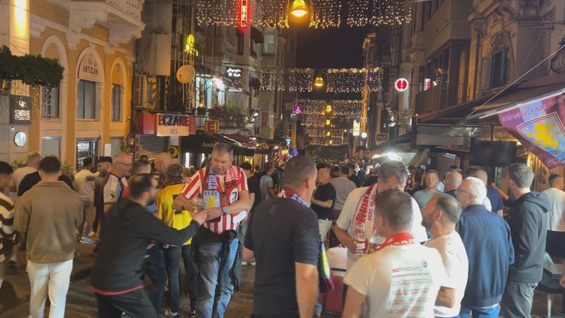 Avrupa Ligi Finali öncesi İstanbul'a gelen İngiliz taraftarlar Taksim'de toplandı