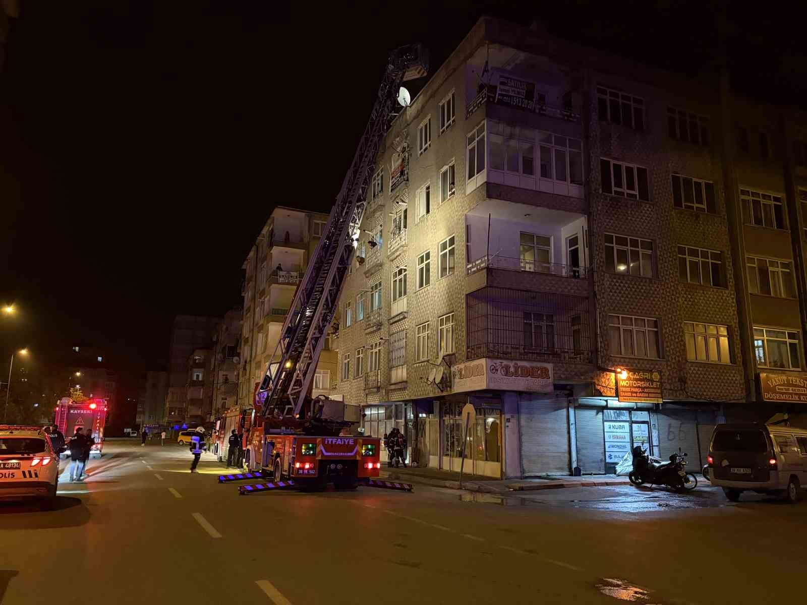 Bodrum katta çıkan yangın paniğe neden oldu