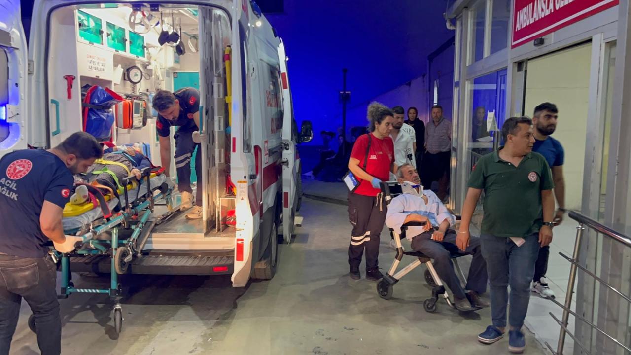 Adana'da traktörle otomobilin çarpıştığı kazada 4 kişi yaralandı