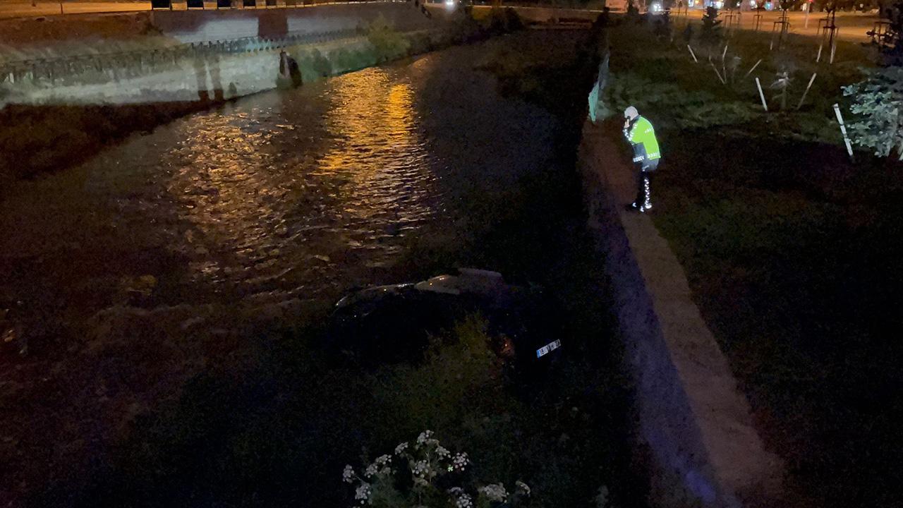 Otomobil dereye uçtu, sürücü kaçtı
