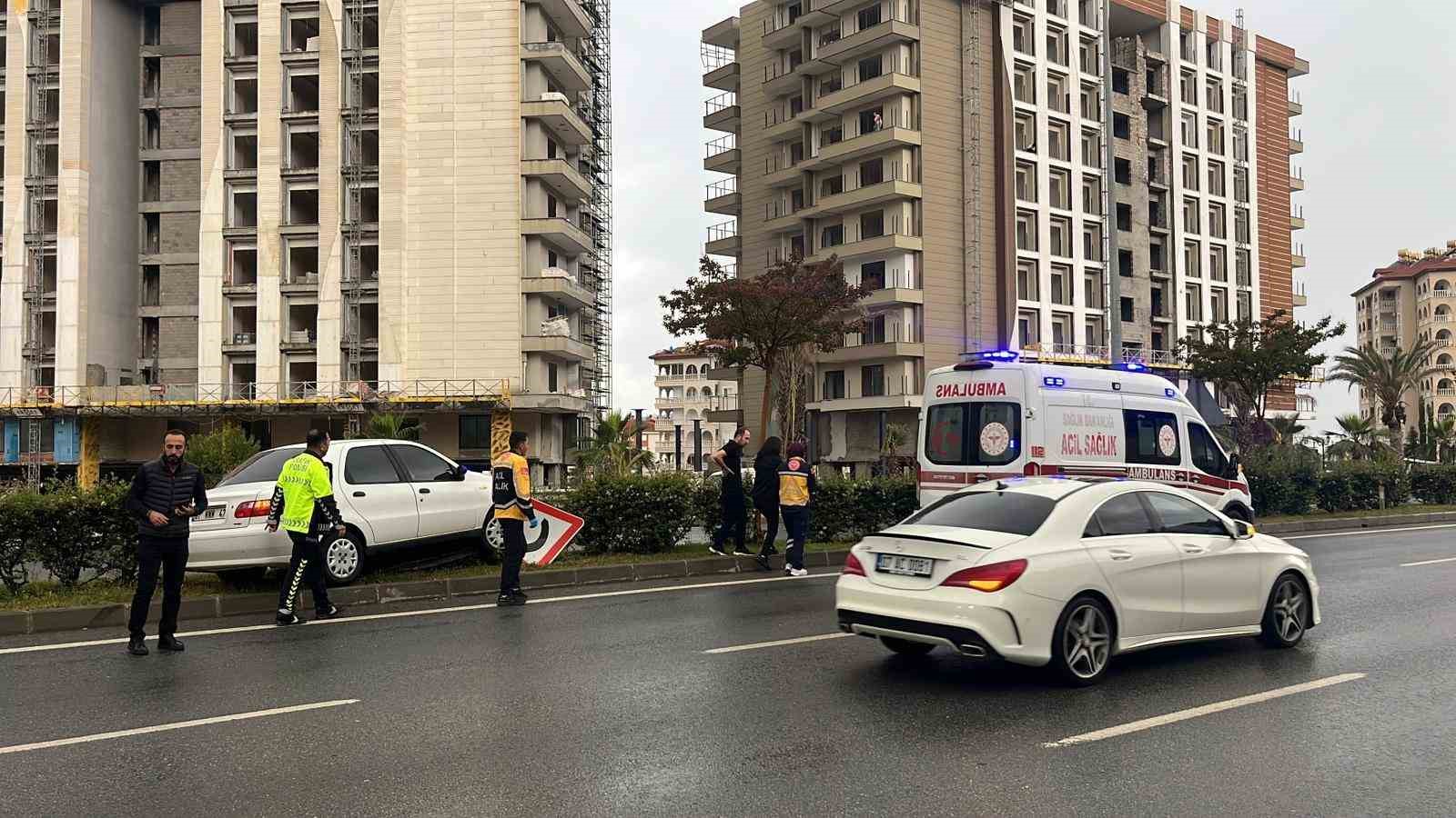 Alanya’da kontrolden çıkan otomobil refüje çıktı