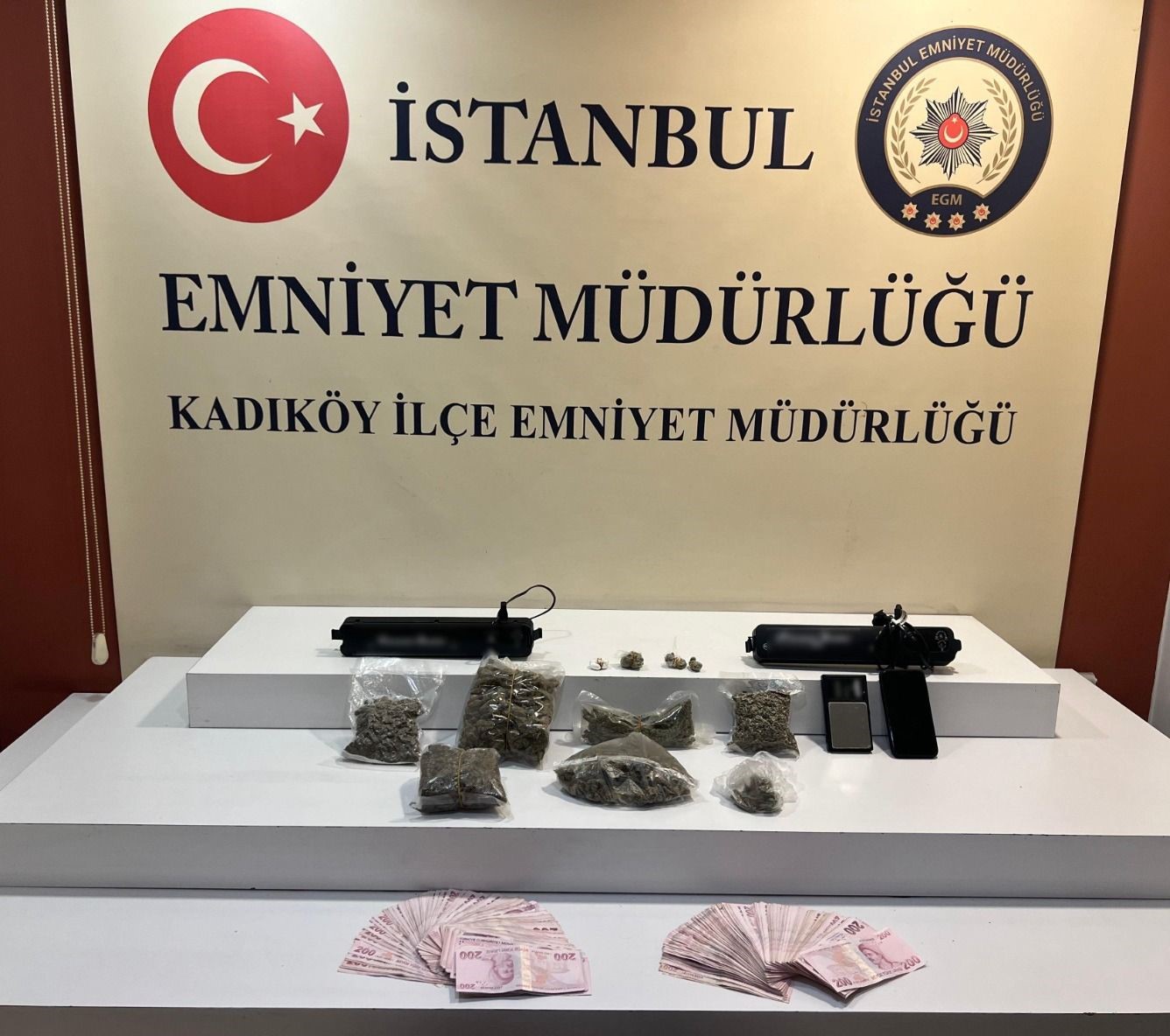 Kadıköy’de narkotik operasyonu: İş yerindeki gizli bölmeden uyuşturucu çıktı