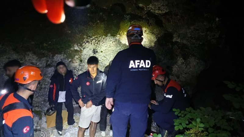 Şelale bölgesinde kaybolan 4 genç sağ bulunduİzmir'in Menderes ilçesinde gezmek için gittikleri Değirmendere Şelalesi yakınlarında kaybolan 4 genç, jandarma ve AFAD ekiplerinin 3 saatlik çabası sonucu sağ bulundu.