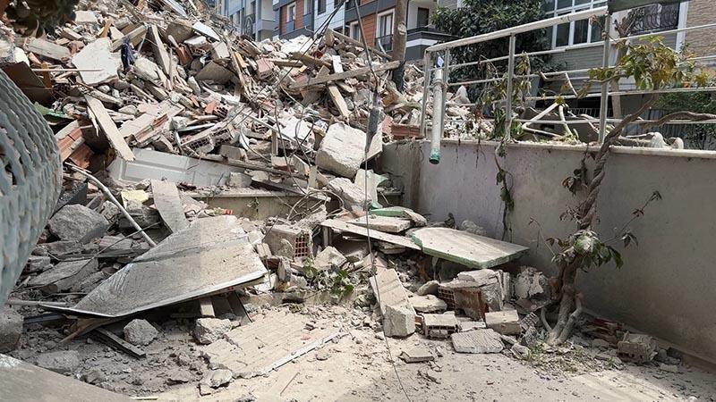 Avcılar'da yıkımda yan bina hasar gördü; makineye bağlı hasta saatlerce oksijensiz kaldı