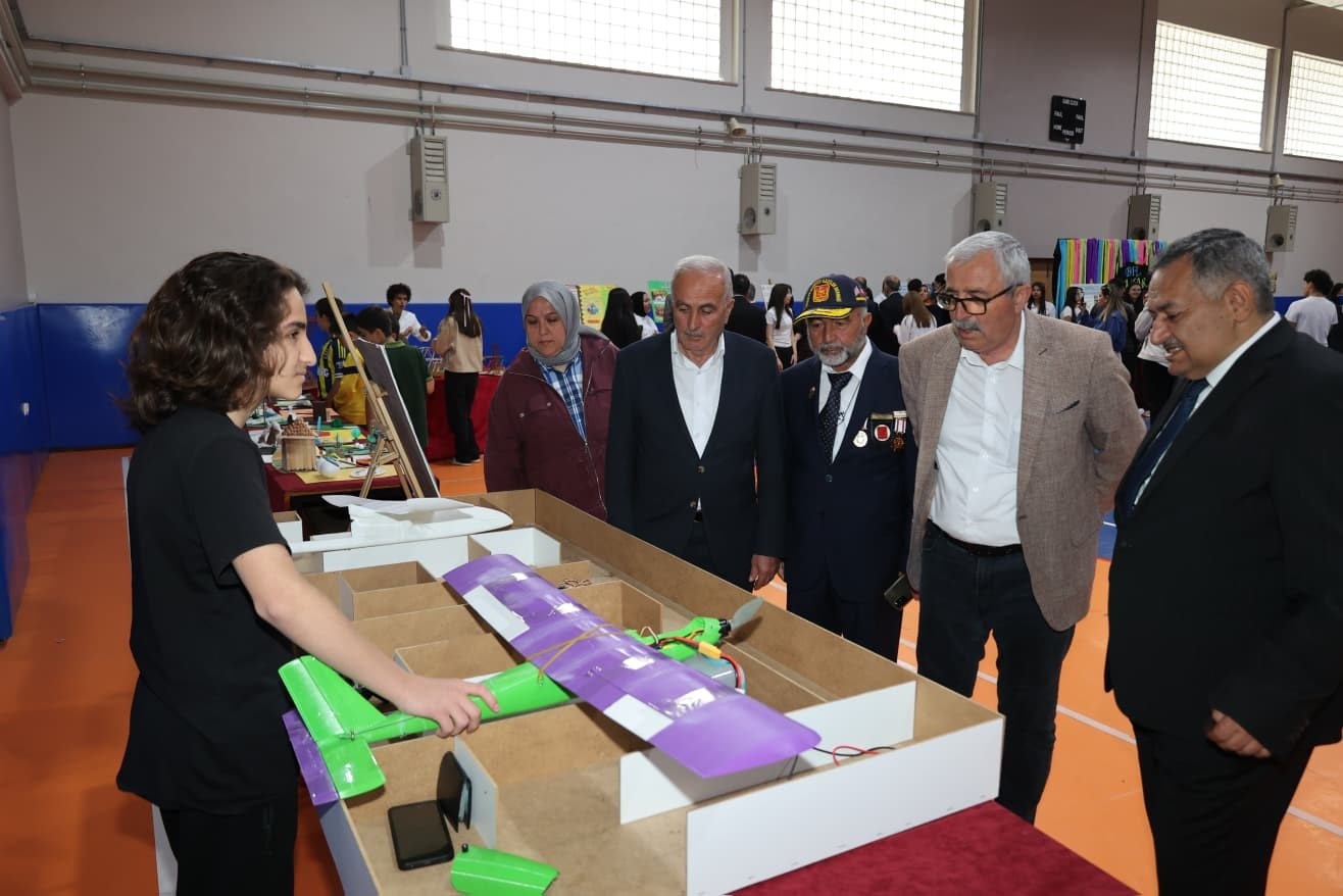 Bünyan Fen Lisesi’nde düzenlenen Bilim Fuarı’na yoğun ilgi