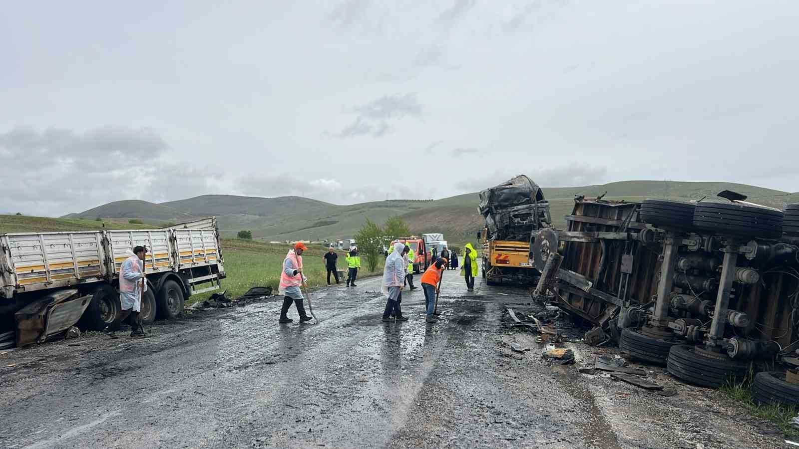 Çarpışan tırlar alev alev yandı, sürücüler yaralandı
