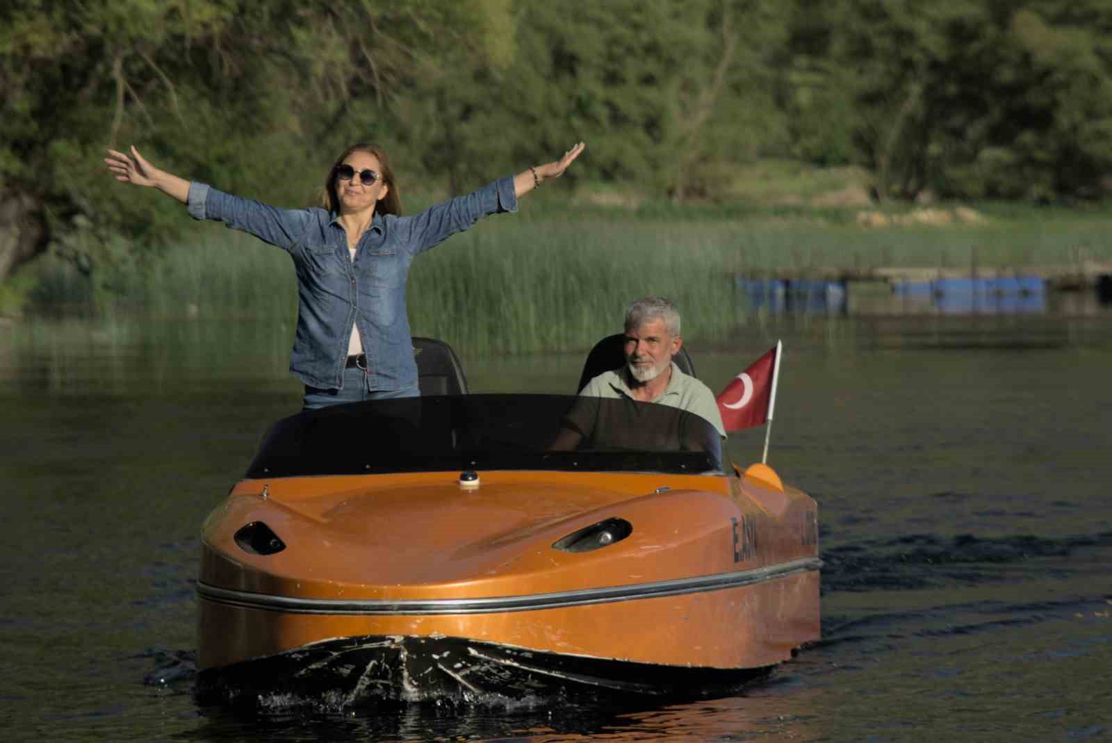 Kendi tasarımı teknesi ile turistlere nilüfer ve doğa gezisi sunuyor