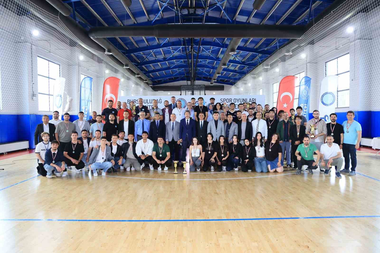 BUÜ Spor Oyunları’nda şampiyonlar kürsüye çıktı