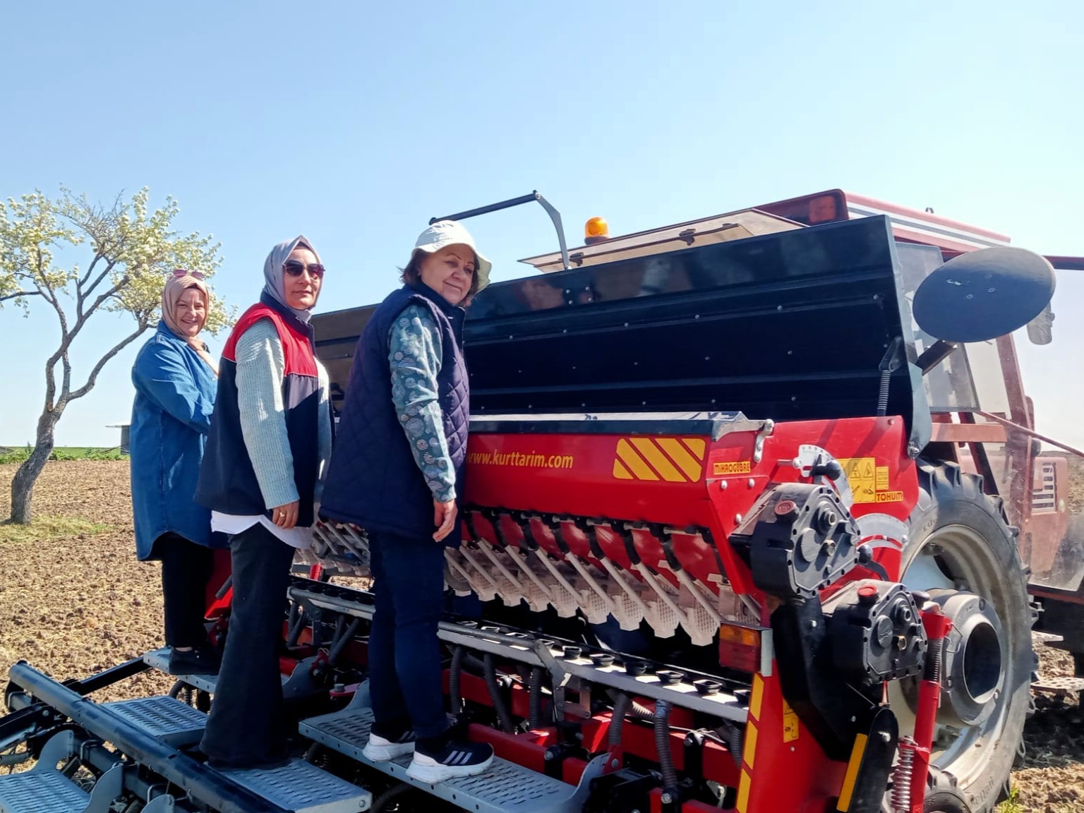 Kadın üreticiler fasulye tohumlarını toprakla buluşturdu