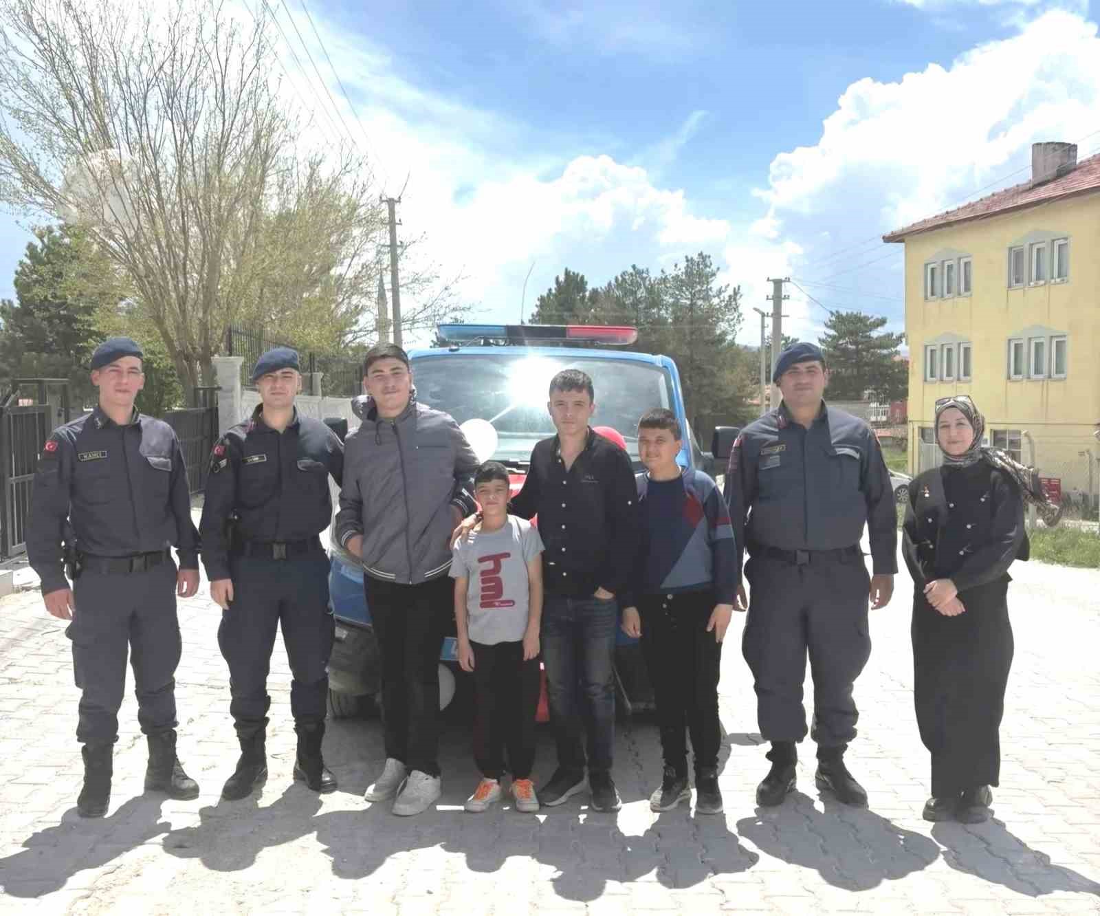 Altıntaş’ta özel öğrenciler ekip araçlarıyla ilçeyi gezdi
