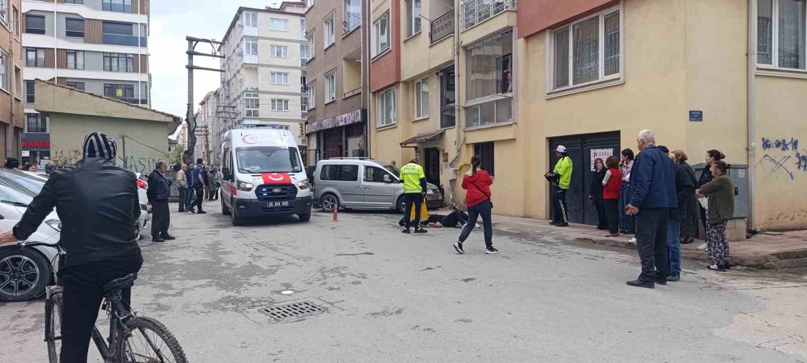 Eskişehir’de araç yayalara çarptı: 2’si ağır 3 yaralı