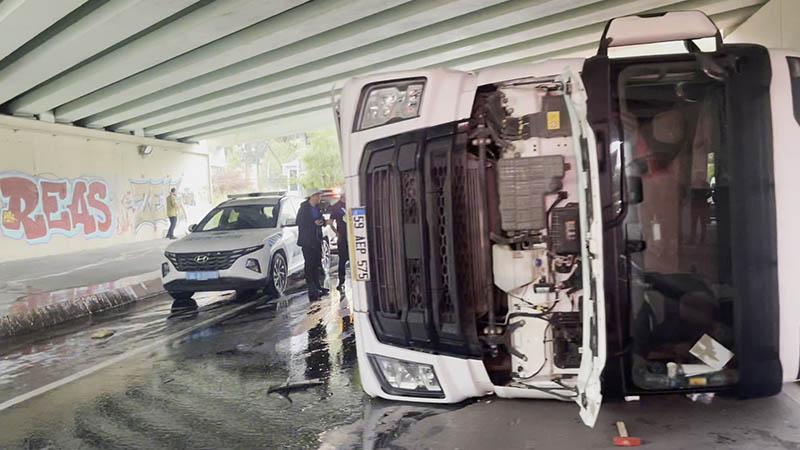 Bakırköy'de üst geçide çarpan TIR devrildi