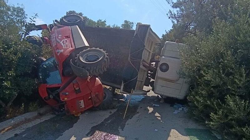 Bodrum'da iş makinesi taşıyan kamyon devrildi: 3 yaralı