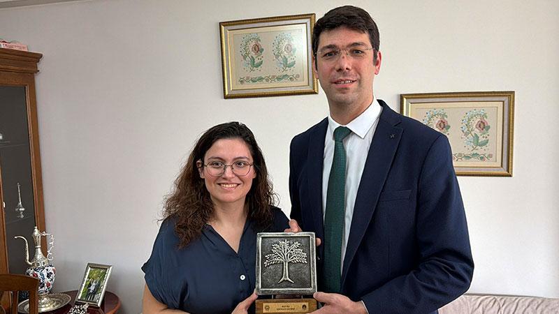 Türkiye’nin doktora yapan ilk işitme engelli bireyi olan Burak Uyanık ile eşi Gamze yılın ailesi seçildi