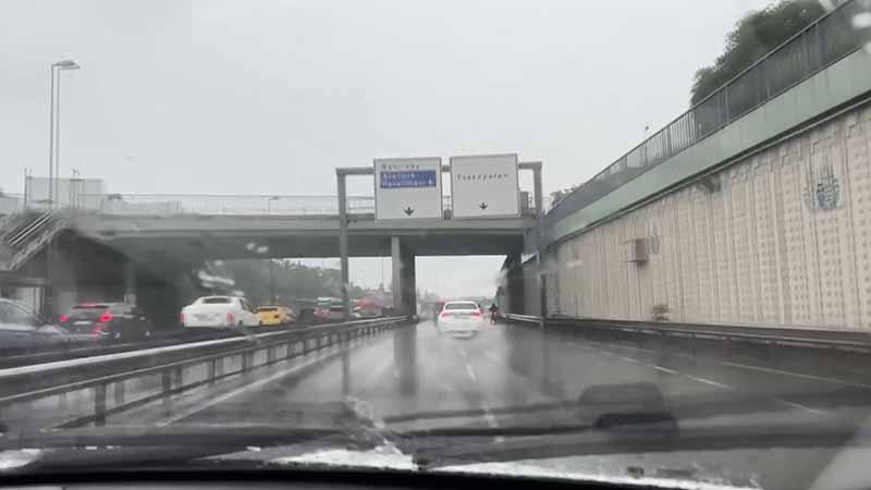 Bayrampaşa ve Üsküdar'da sağanak etkili oldu