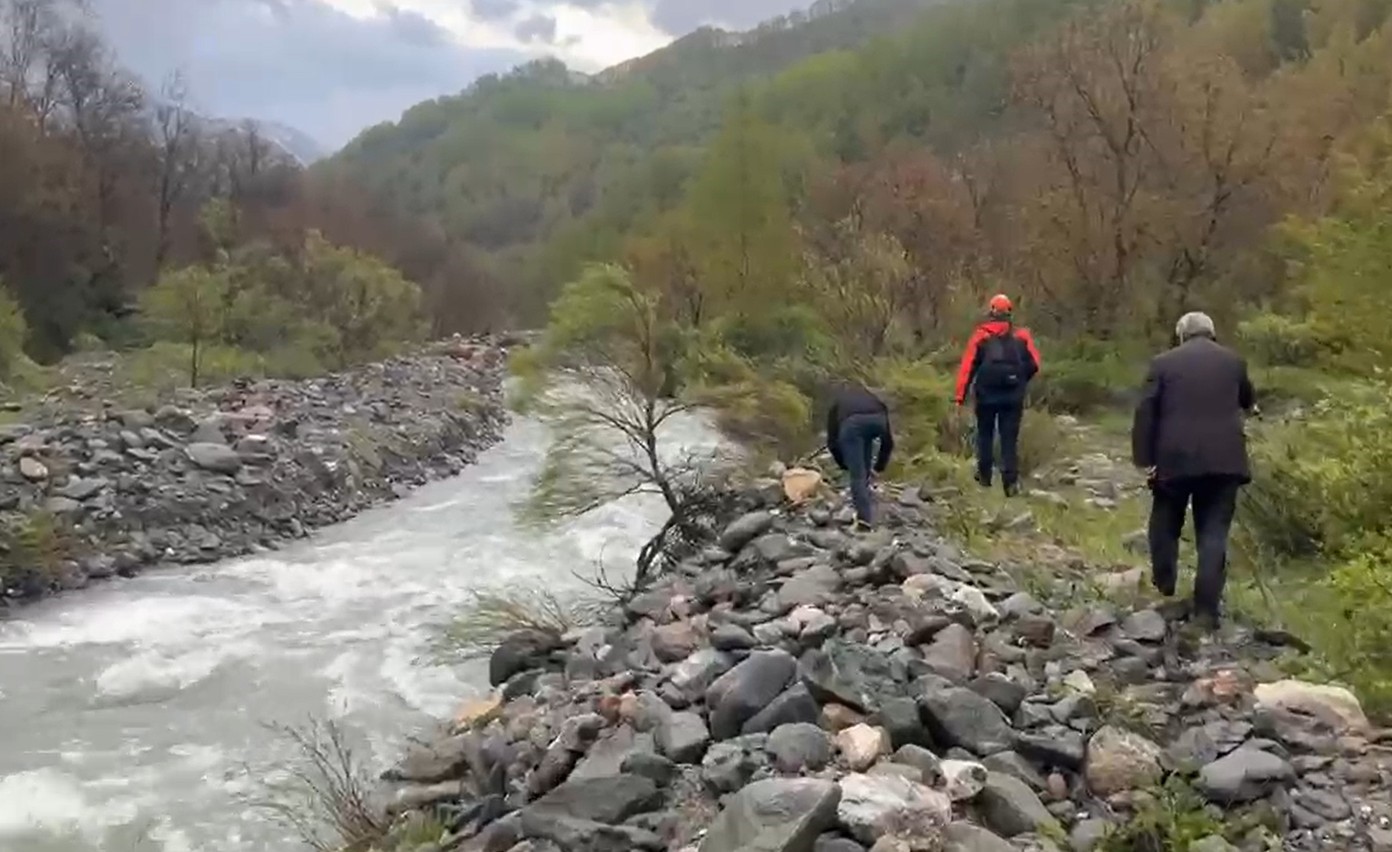 Köprüden düşen kadın akıntıya kapıldı