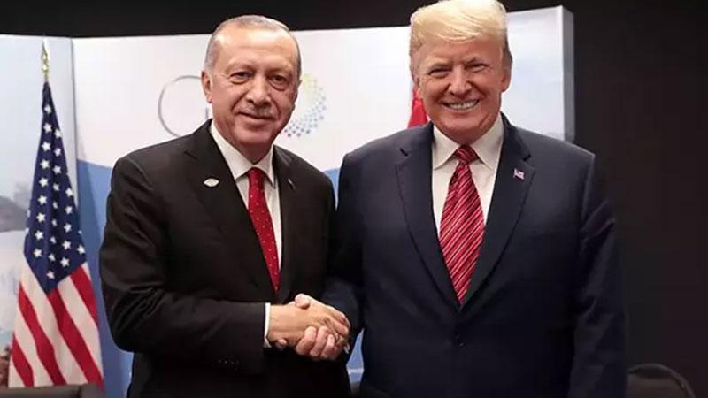 Küçükçekmece'de 5 katlı binanın dış cephesinden kopan parçalar sokağa düştü