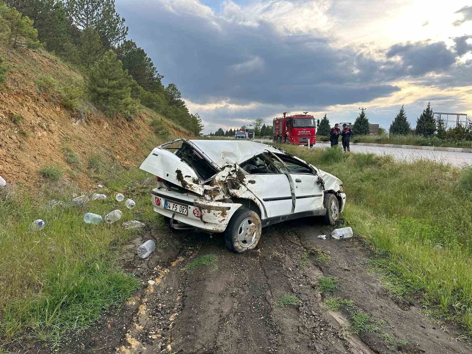 Uşak’ta otomobil şarampole devrildi: 3 yaralı
