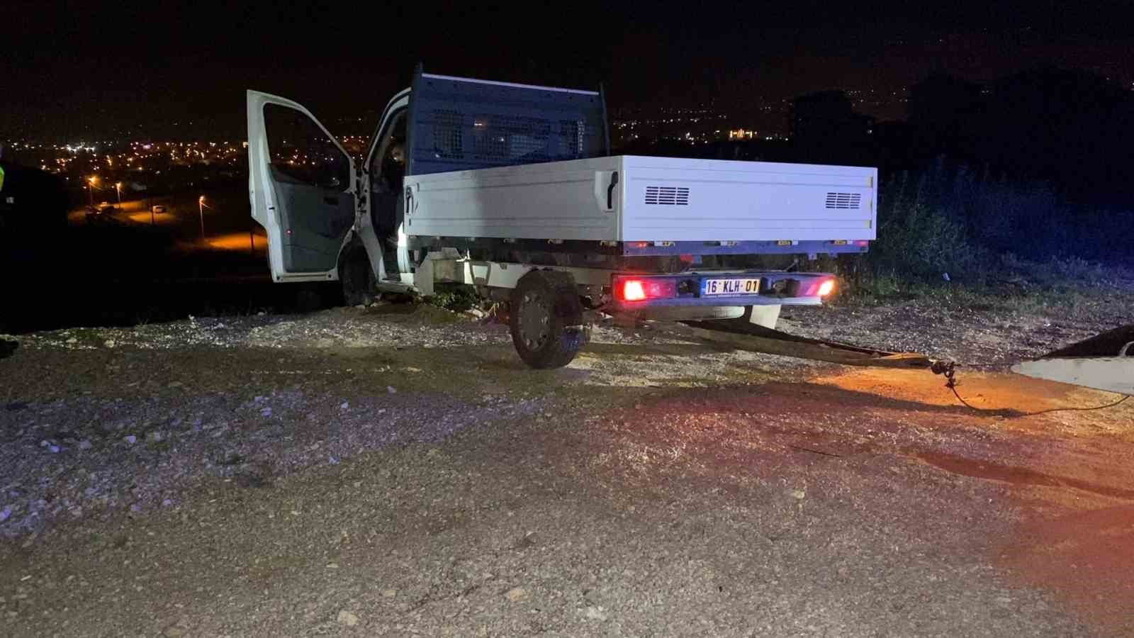 Direksiyon hakimiyetini kaybeden alkollü sürücü şarampole uçtu