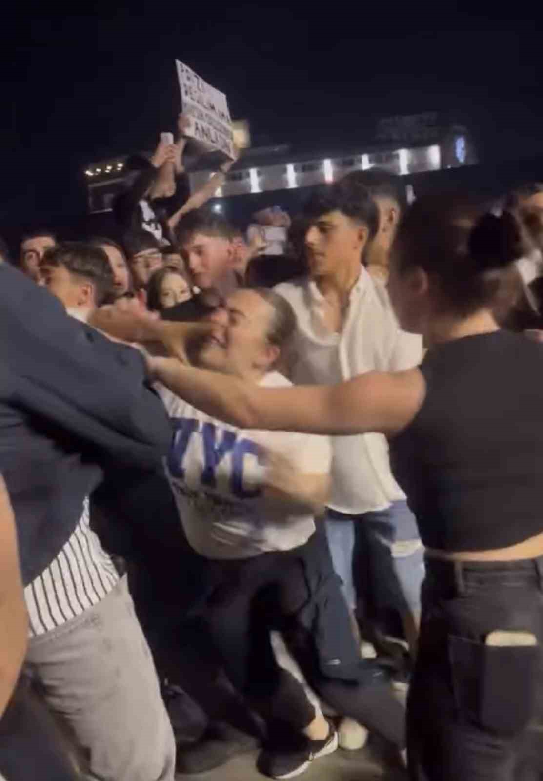 Konserde tekme ve yumruklar havada uçuştu