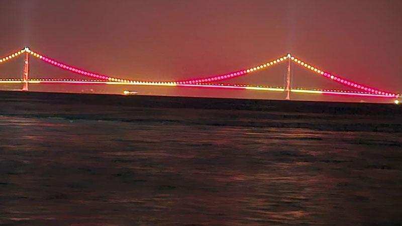 1915 Çanakkale Köprüsü sarı-kırmızı renklere büründüÇanakkale’de, Galatasaray'ın 26'ncı şampiyonluğu sonrasında 1915 Çanakkale Köprüsü sarı-kırmızı renklerle ışıklandırıldı.