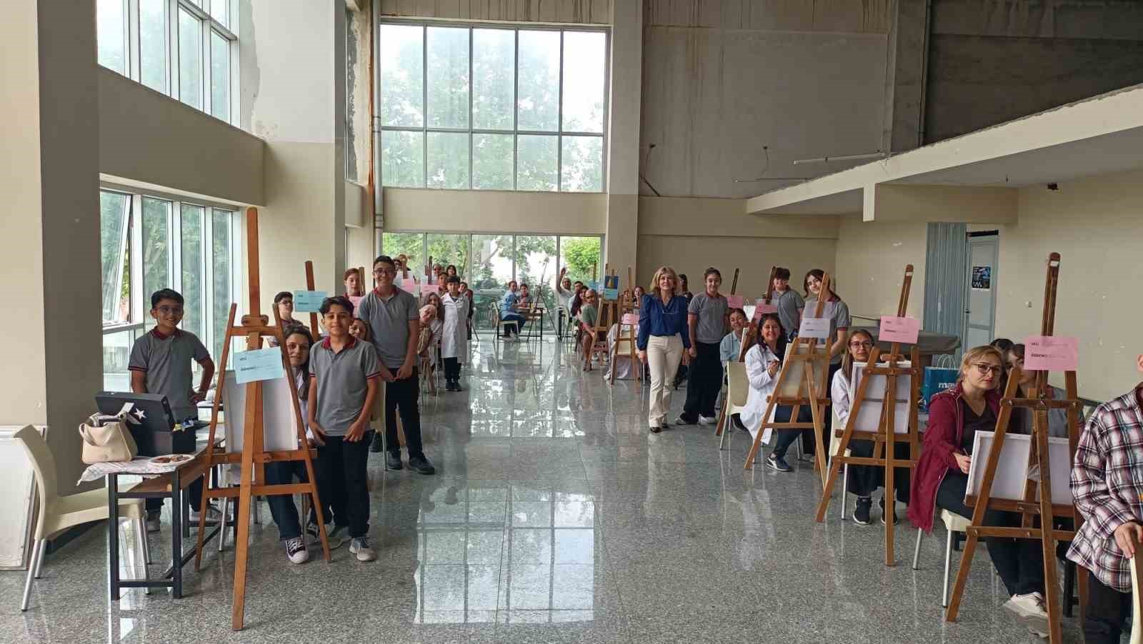 Öğrenciler öğretmen oldu, veliler yeniden sıralara döndü