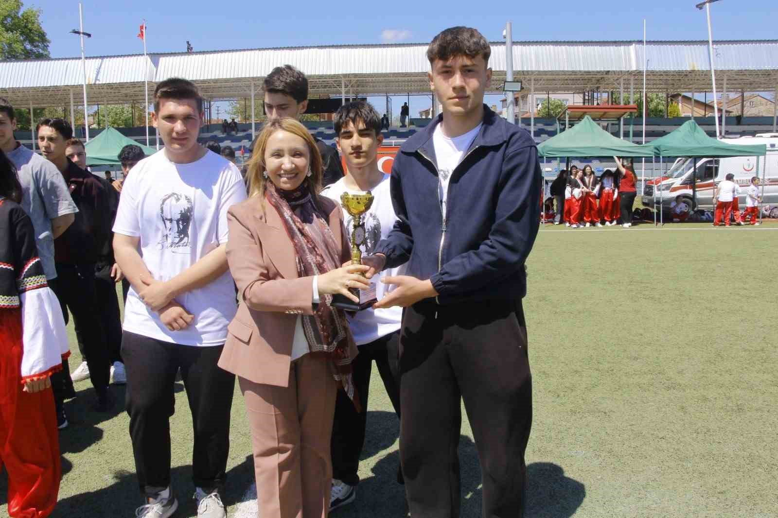Bilecik’te derece elde eden öğrencilere kupa ve madalyaları verildi