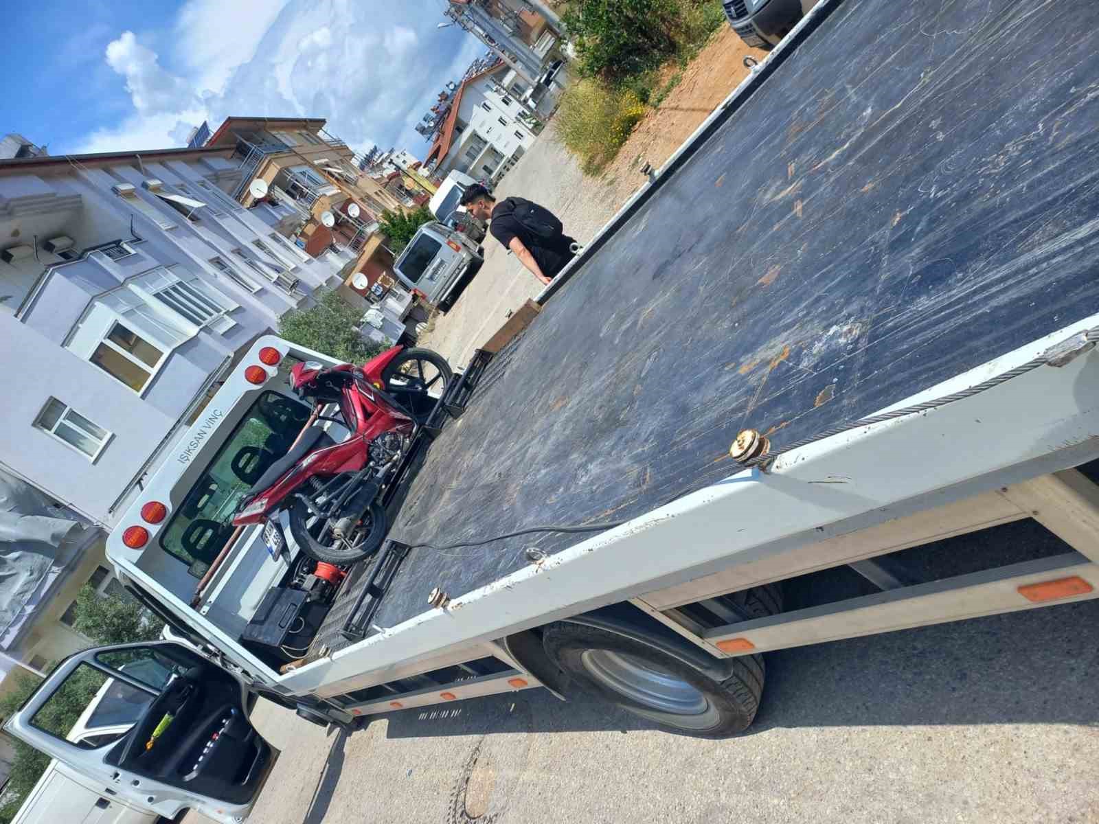 Polisin plakalı neden kapattın sorusuna "Ceza yazıyorlar" cevabını verdi
