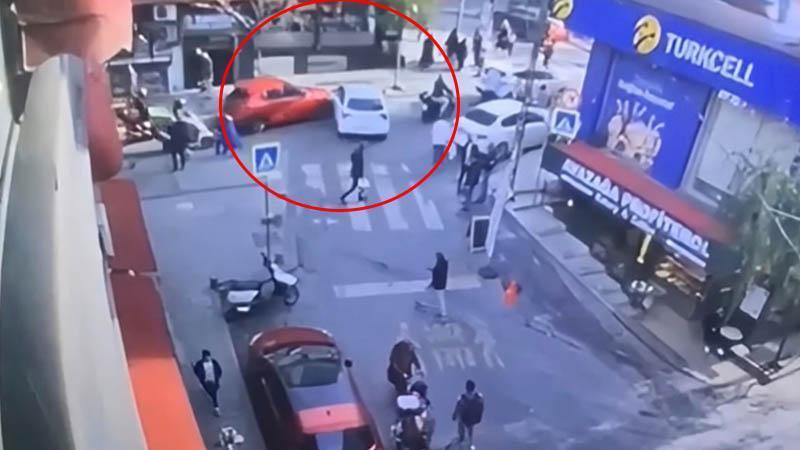 Kağıthane’de otomobille çarpışan aracın dürümcü dükkanına girdiği kaza kamerada