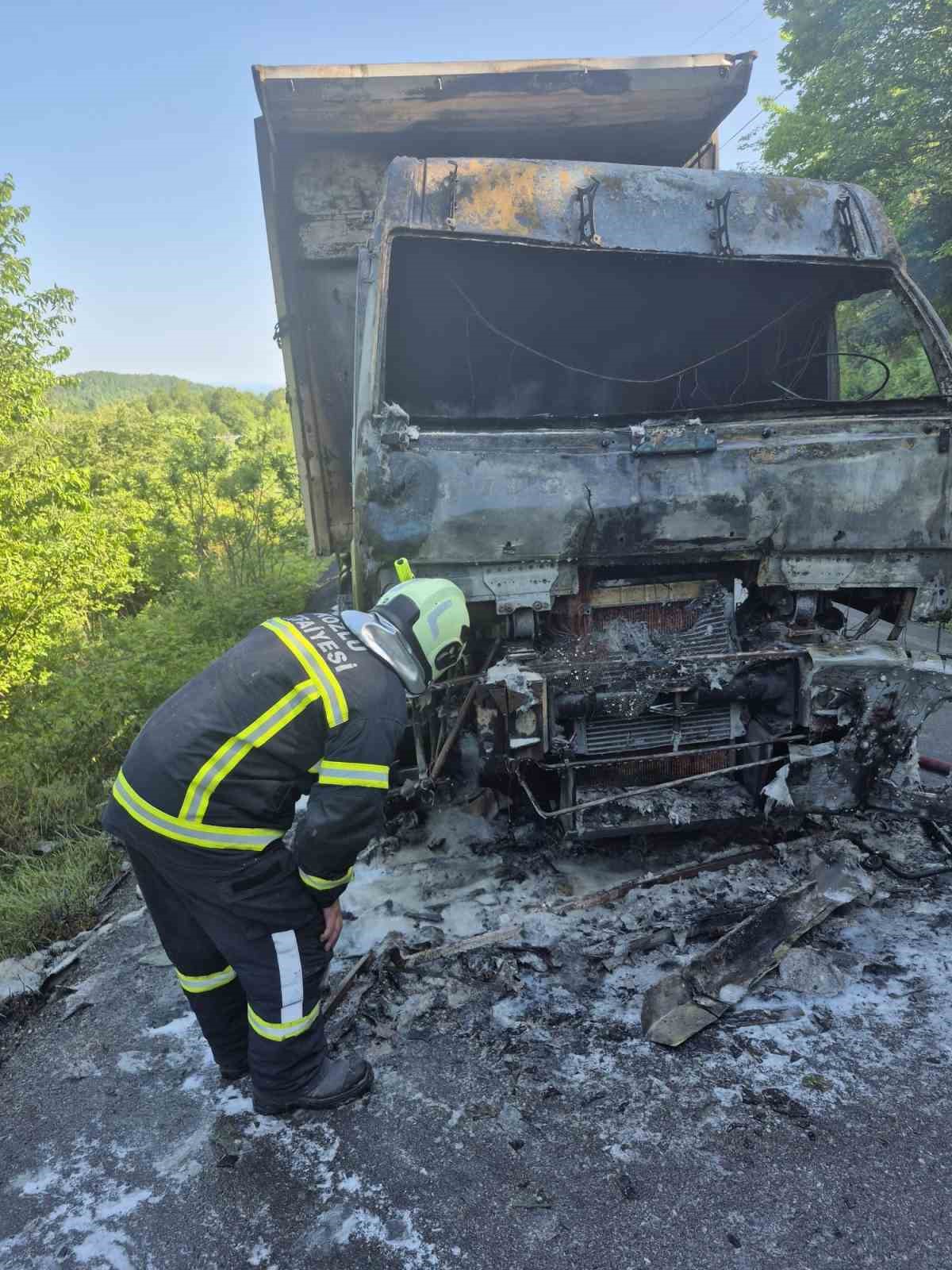 Zonguldak’ta seyir halindeki kamyon alev alev yandı
