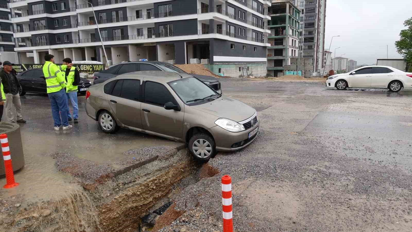 Malatya’da yol kenarındaki çukur kazalara neden oldu